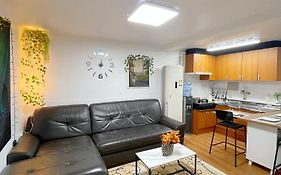 Newly Renovated Spacious 2 Bedroom Unit In Hbc #1